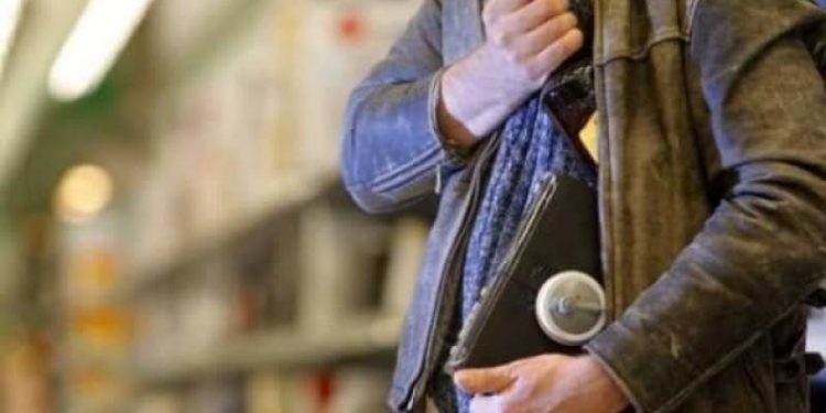 “Гастролер” з Чернівців обікрав два магазини в Гусятині: йому загрожує до 8 років ув’язнення