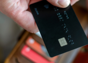 На Тернопільщині 26-річний чоловік вкрав картку у односельця та зняв з неї 5 тисяч гривень