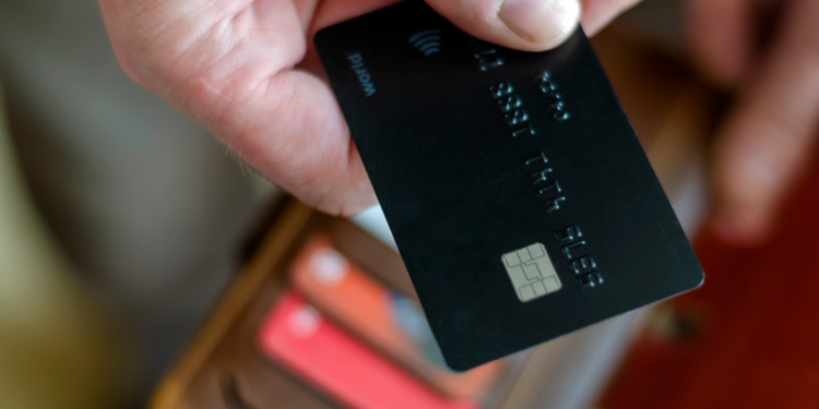 На Тернопільщині 26-річний чоловік вкрав картку у односельця та зняв з неї 5 тисяч гривень