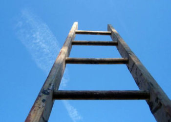 Трагічний нещасний випадок: жителька Тернополя померла після падіння з драбини