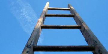 Трагічний нещасний випадок: жителька Тернополя померла після падіння з драбини