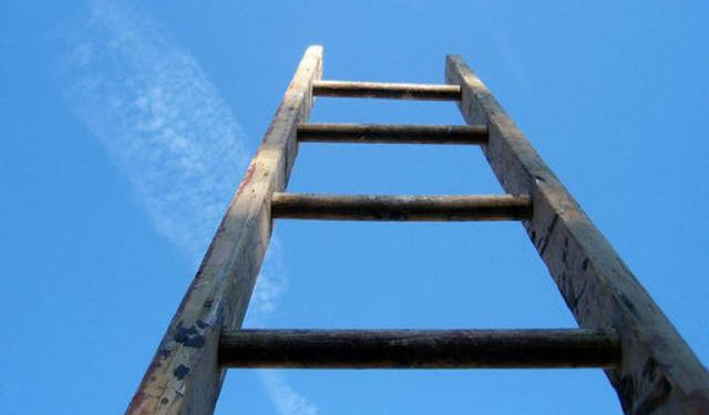 Трагічний нещасний випадок: жителька Тернополя померла після падіння з драбини