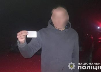 У Тернопільському районі поліцейські зупинили водія, який їздив з підробленими документами