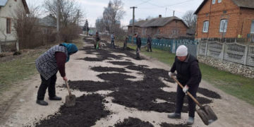 Жителі одного із сіл Гримайлівської громади самотужки відремонтували дорогу