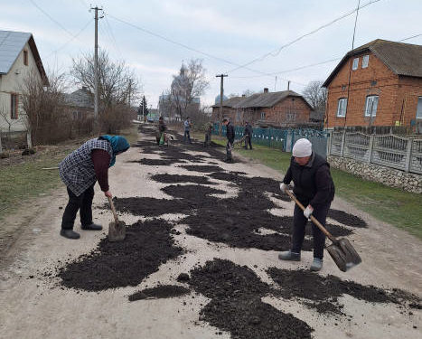 Жителі одного із сіл Гримайлівської громади самотужки відремонтували дорогу