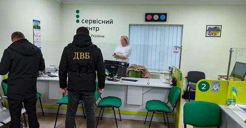 Двом службовцям МВС з Тернопільщини загрожує до 10 років в’язниці за хабар
