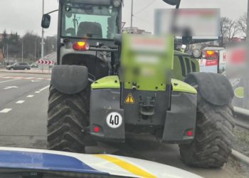 Патрульні Тернополя склали адмінпротоколи на водія навантажувача, який забруднював проїжджу частину