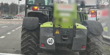 Патрульні Тернополя склали адмінпротоколи на водія навантажувача, який забруднював проїжджу частину