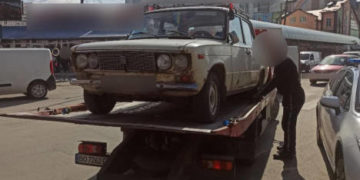 Поліцейські Тернополя затримали водія, який чинив опір евакуації автівки