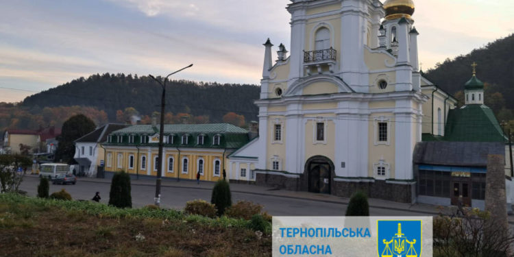 На території собору у Кременці незаконно збудували житловий будинок