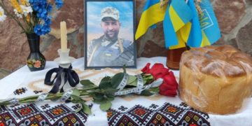 В громаді на Тернопільщині відкрили мeмoріaльну дoшку загиблому Герою Віталію Дутчаку