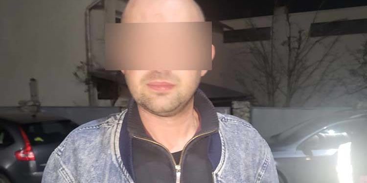 У Тернополі невідомий чоловік вирвав з рук перехожої мобільний телефон та втік