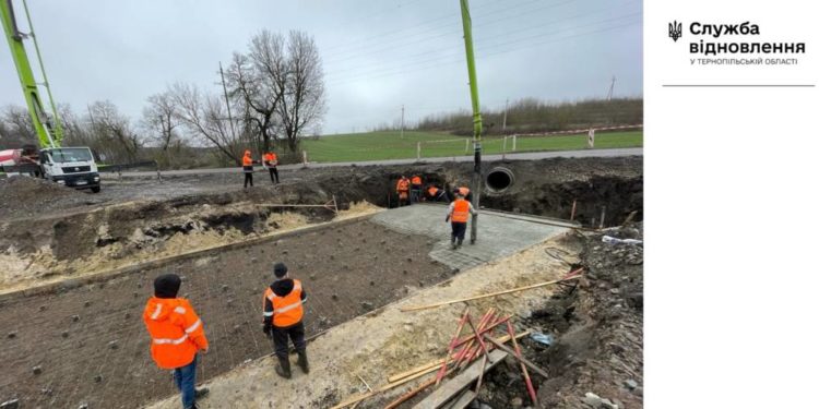 Поблизу Тернополя ремонтують аварійний міст, який збудували понад 80 років тому