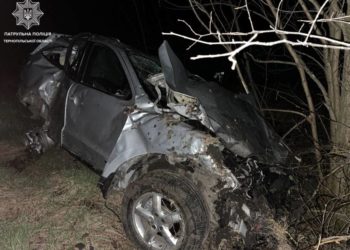 На Тернопільщині п’яний водій не впорався з керуванням та вщент розтрощив автівку