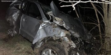 На Тернопільщині п’яний водій не впорався з керуванням та вщент розтрощив автівку