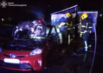 Вночі у Тернополі вщент згоріла припаркована автівка