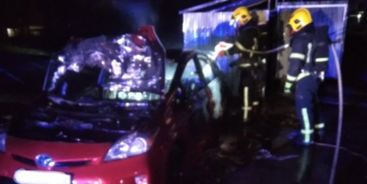 Вночі у Тернополі вщент згоріла припаркована автівка