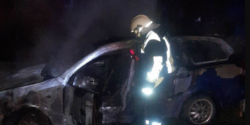 Рятувальники Тернопільщини допомогли чоловікові вибратися з палаючої автівки