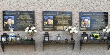 На фасаді ліцею в Козівській громаді відкрили відразу три меморіальні дошки загиблим захисникам