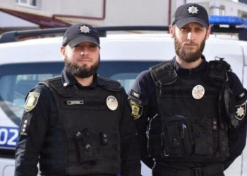 Патрульні Тернополя допомогли жінці, яка впала та вдарилася головою