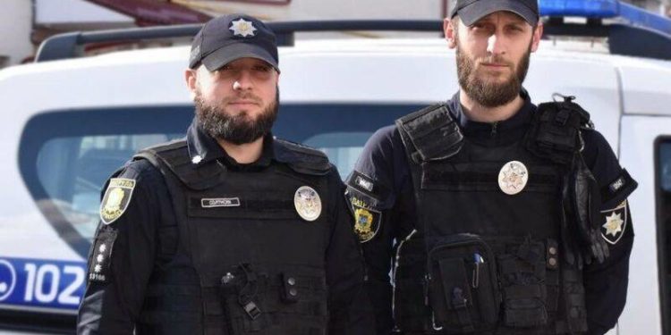 Патрульні Тернополя допомогли жінці, яка впала та вдарилася головою