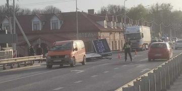 Сильний вітер зірвав рекламний щит, який впав на автівку жителя Бережан: чоловіка госпіталізували до лікарні