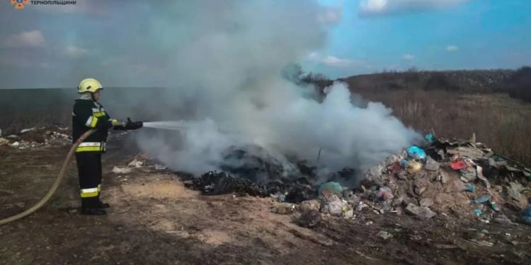 У Збаразькій громаді горіло сміттєзвалище на відкритій території