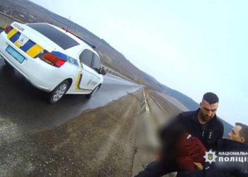 В Івано-Франківській області поліцейські врятували 36-річну жительку Тернопільщини, яка нaмaгaлacя cтрибнути з моcту