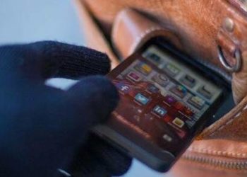 Поліція Тернополя розшукує зловмисника, який викрав мобільний телефон у 51-річної жінки