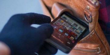 Поліція Тернополя розшукує зловмисника, який викрав мобільний телефон у 51-річної жінки