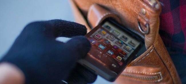 Поліція Тернополя розшукує зловмисника, який викрав мобільний телефон у 51-річної жінки