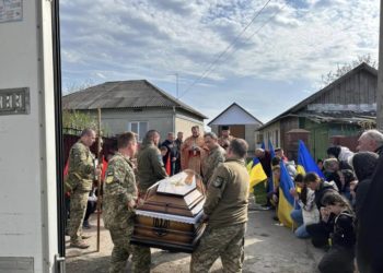 Великoбеpезoвицька громада на колінах зустріла загиблого Героя Романа Шугиту