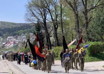 Сьогодні Бережанська громада прощається з Героєм Олегом Мручком