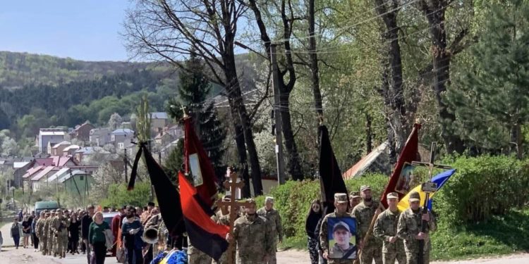 Сьогодні Бережанська громада прощається з Героєм Олегом Мручком