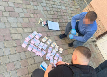 У Чорткові затримали хабарника, який брав гроші за пришвидшення оформлення паспортів