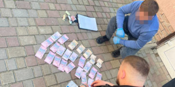 У Чорткові затримали хабарника, який брав гроші за пришвидшення оформлення паспортів