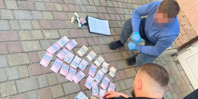 У Чорткові затримали хабарника, який брав гроші за пришвидшення оформлення паспортів