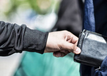 В Бережанській громаді 55-річна жінка обікрала односельця під час застілля