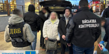Тернопільські правоохоронці затримали двох осіб, які за 9000 доларів допомагали ухилянткам незаконно перетинати кордон