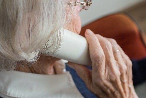 Щоб “врятувати” онуку, 72-річна жінка з Чорткова перерахувала шахраям 20 тисяч гривень