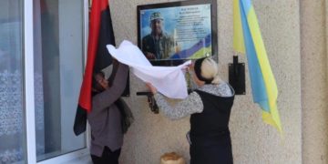 На фасаді гімназії в Козівській громаді відкрили меморіальну дошку загиблому захисникові Івану Пастернаку
