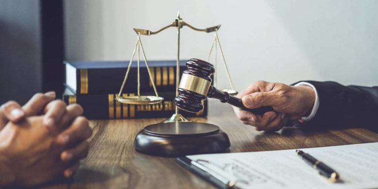 Студентку Чортківського університету оштрафували за куріння на зупинці