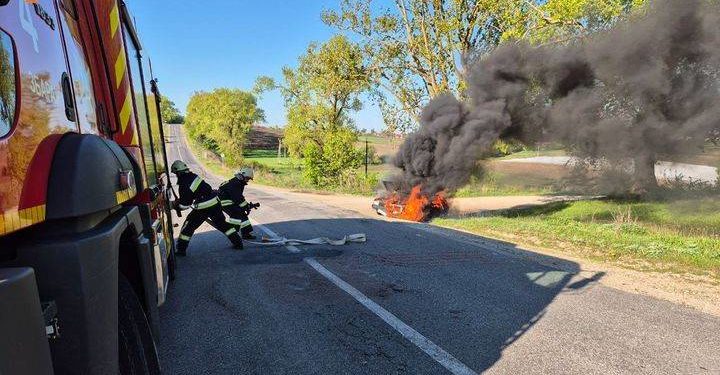 В Збаразькій громаді посеред дороги загорілася автівка