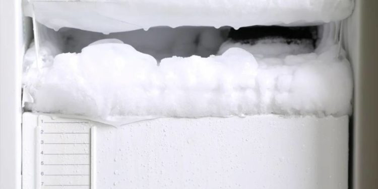 Як правильно розморожувати морозильну камеру: практичні поради