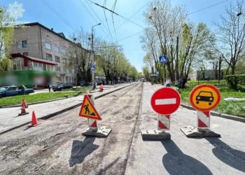 На одній з вулиць Тернополя майже на місця перекрили рух транспорту 