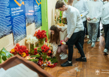 Тeрнопiльська школа №18 вшанувала пам’ять своїх випускників, якi загинули на вiйнi