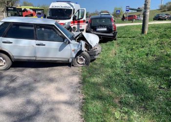 У Збаразькій громаді водій ВАЗ з’їхав з дороги та врізався у припарковане авто: один з кермувальників впав у церебральну кому