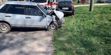 У Збаразькій громаді водій ВАЗ з’їхав з дороги та врізався у припарковане авто: один з кермувальників впав у церебральну кому