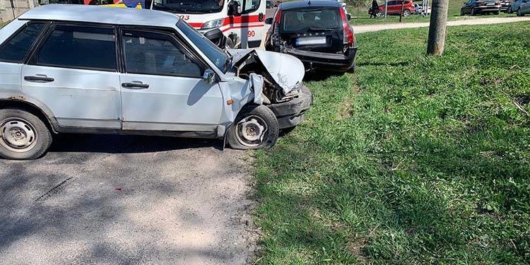 У Збаразькій громаді водій ВАЗ з’їхав з дороги та врізався у припарковане авто: один з кермувальників впав у церебральну кому