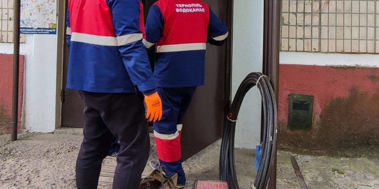 “Тернопільводоканал” бореться з боржниками: комунальники відключили від каналізації понад 80 квартир